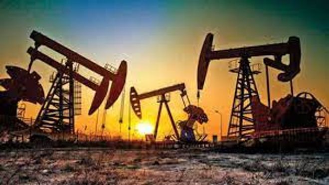 Oil Prices Hold Near 10-Month High Amid Supply Tightening